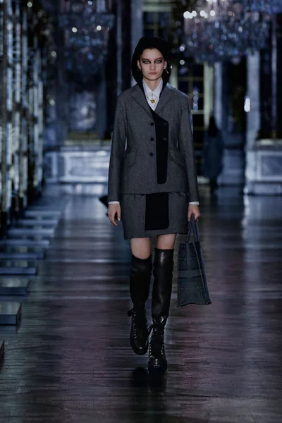 Look 16